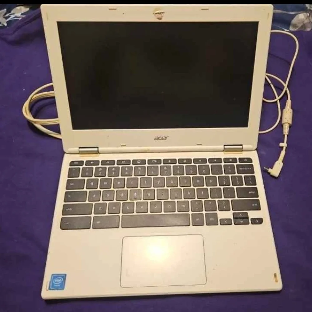 2017 Acer White Chromebook Laptop with Charger